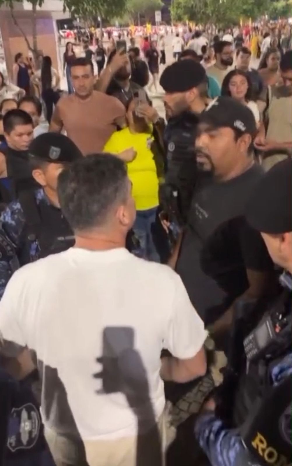 PREFEITO DE MANAUS DAVI ALMEIDA SE IRRITA AO SER COBRADO POR MORADOR