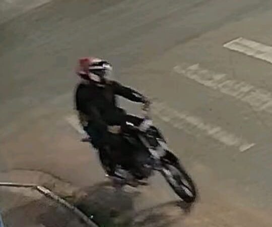 Dupla em moto dispara mais de dez vezes contra portão de residência em Itacoatiara