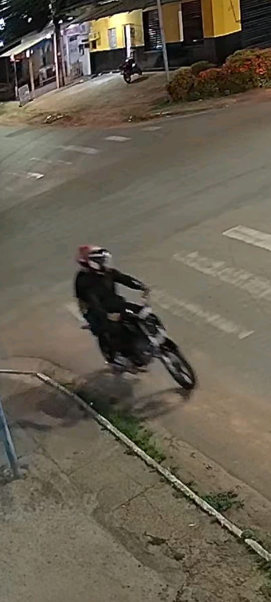 Dupla em moto dispara mais de dez vezes contra portão de residência em Itacoatiara