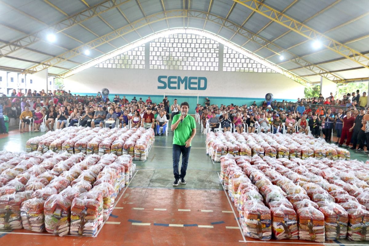 PREFEITURA DE ITACOATIARA ENTREGA CENTENAS DE CESTAS NATALINAS