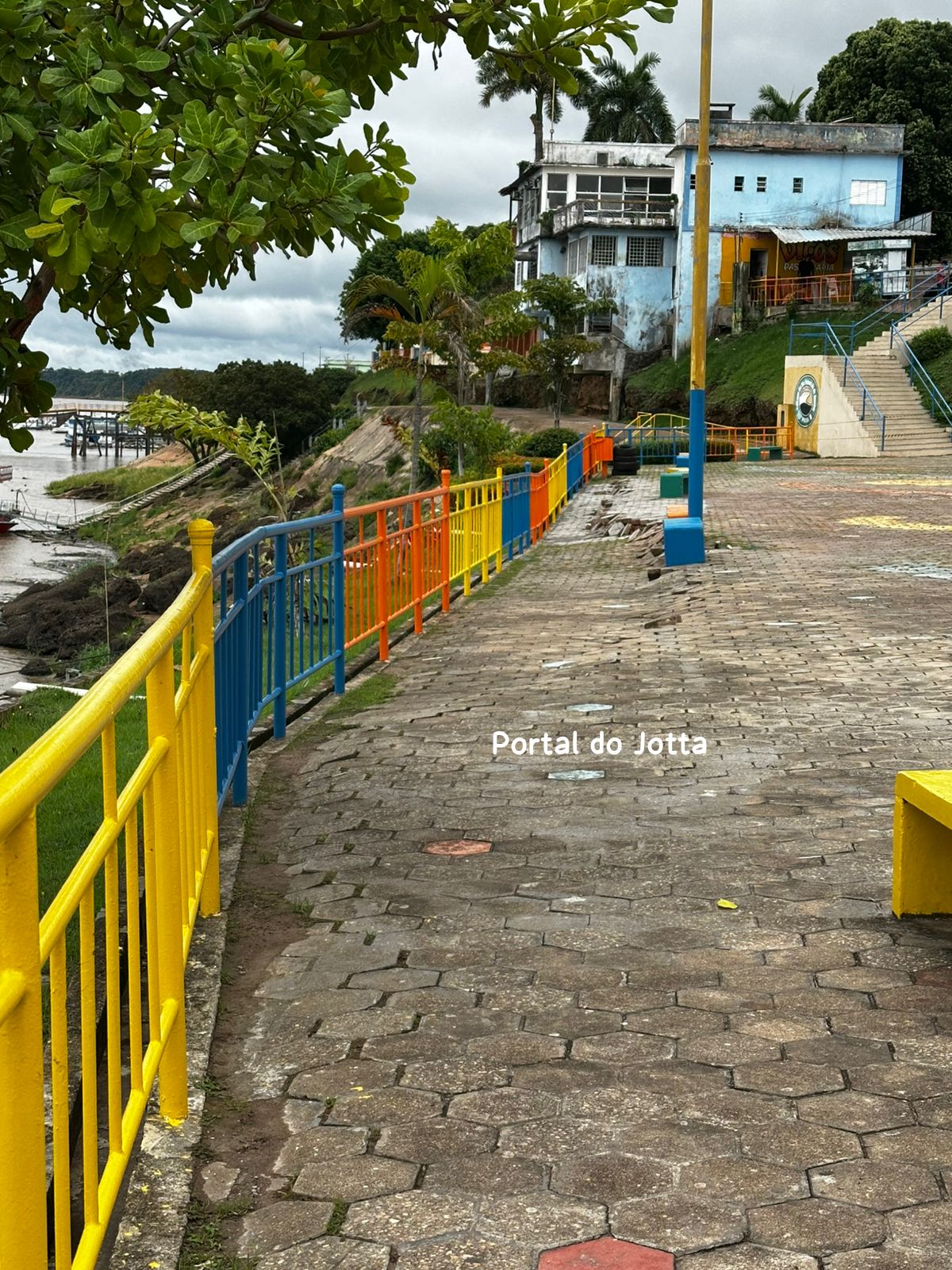 ORLA DE ITACOATIARA (AM) É PARCIALMENTE INTERDITADA APÓS DESABAMENTO