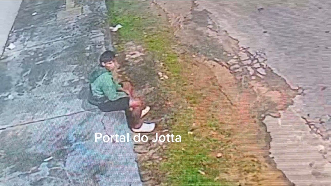 Câmeras registram invasão a residência no Centro de Itacoatiara na madrugada de segunda-feira