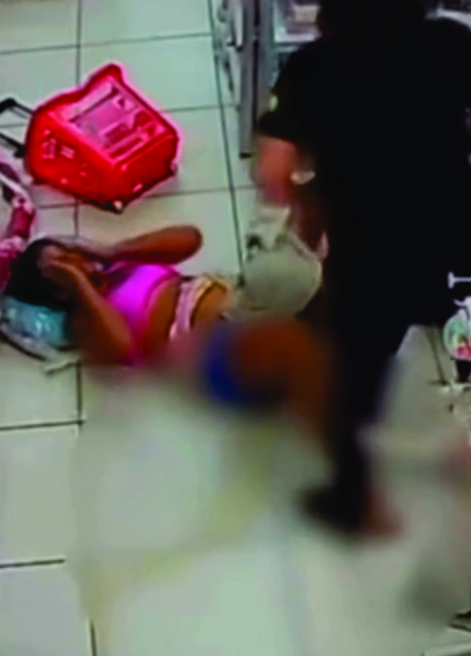 MULHER DÁ À LUZ DENTRO DE LOJA DE ENXOVAL; BEBÊ “NÃO ESPEROU” E SURPREENDE CLIENTES