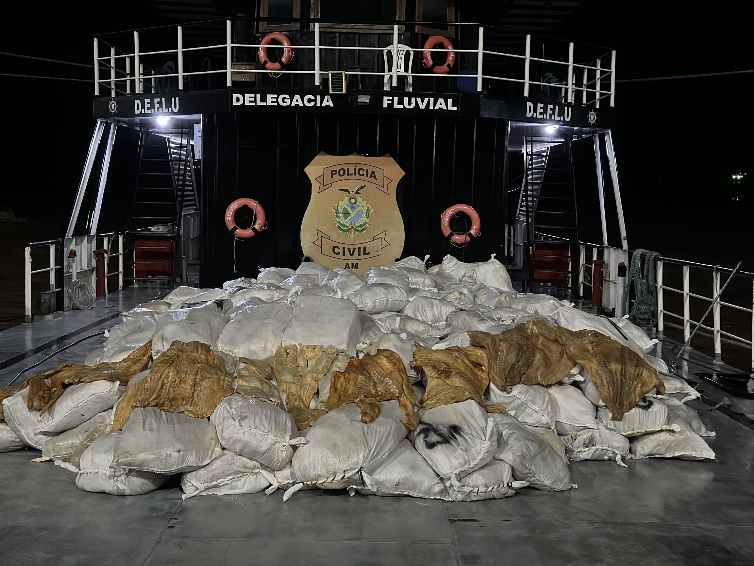 Polícia Civil apreende 12 toneladas de pirarucu em embarcação por meio da Delegacia Fluvial de Itacoatiara.