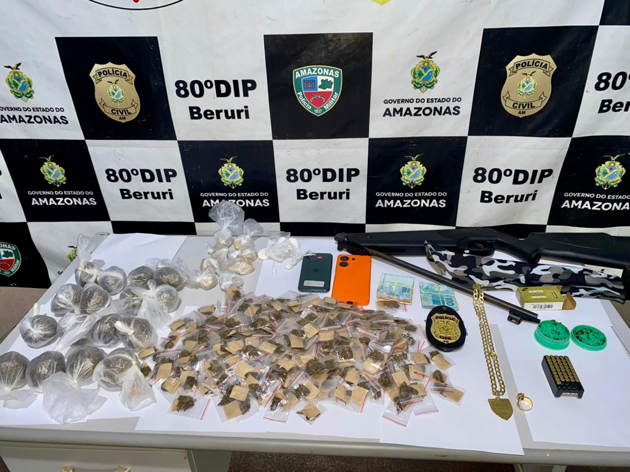 Homem é preso dentro de embarcação em posse de drogas e arma de fogo em Beruri, interior do Amazonas