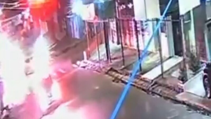 Acidente entre carro e moto é registrado na noite de domingo (22) em Avenida Sete de Setembro com Rua Benjamim 🚨