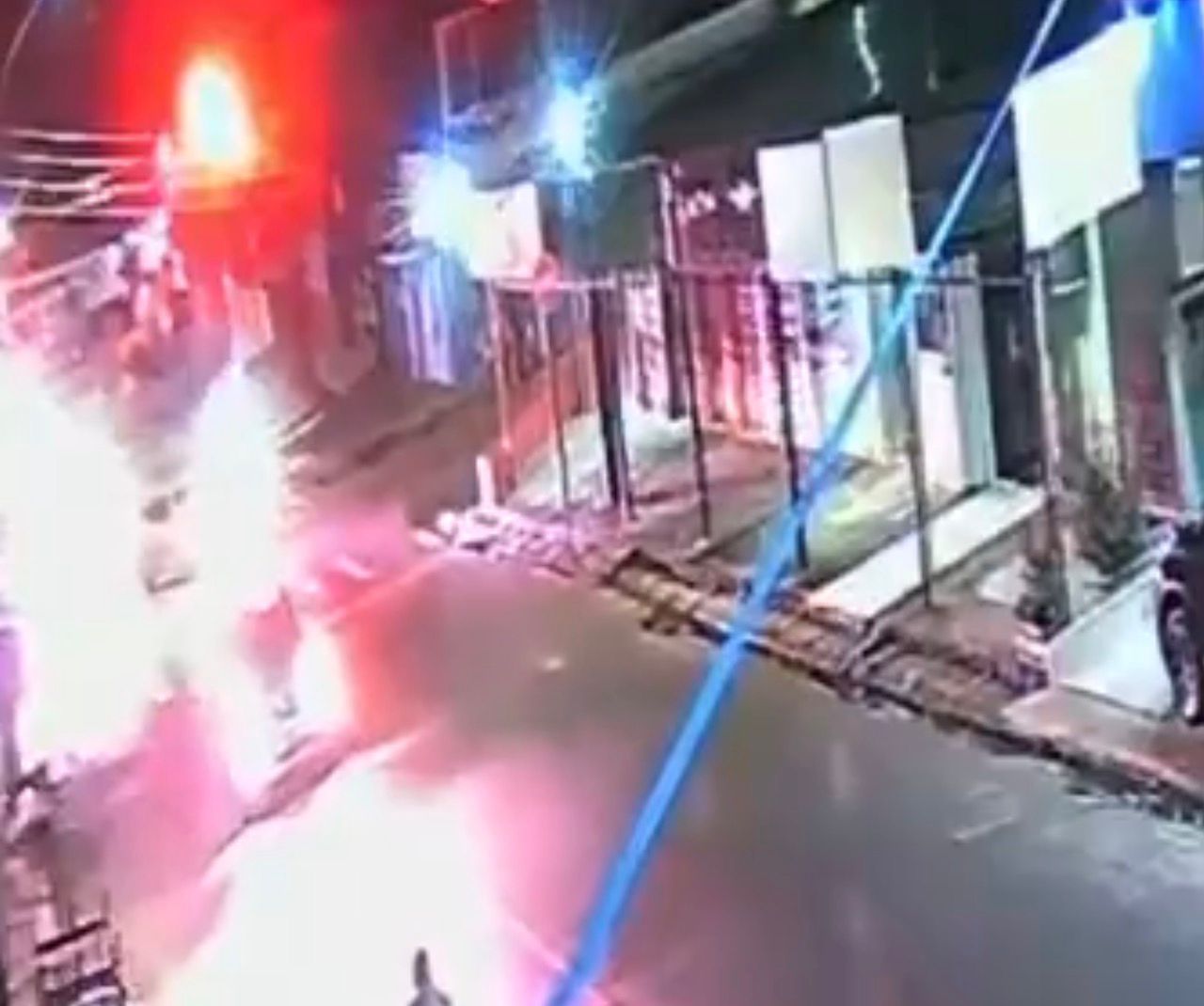 Acidente entre carro e moto é registrado na noite de domingo (22) em Avenida Sete de Setembro com Rua Benjamim 🚨