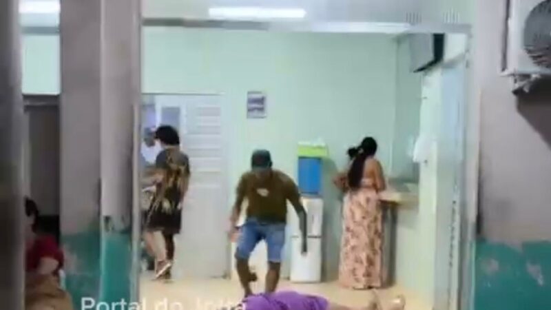 Mulher desmaia ao vivo na recepção do Hospital Regional José Mendes; tudo foi registrado pelo repórter Jotta 🚑