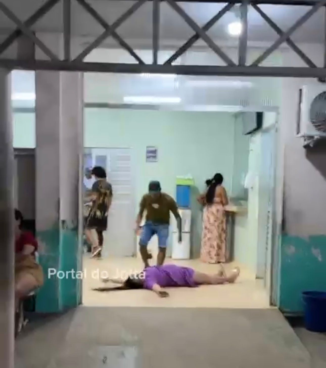 Mulher desmaia ao vivo na recepção do Hospital Regional José Mendes; tudo foi registrado pelo repórter Jotta 🚑